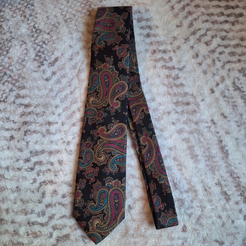 THE HUB LTD NORTH CAROLINA BY ROBERT TALBOTT Paisley Silk Tie